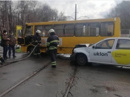 В Запорожье столкнулись маршрутка и такси: серьезно пострадали люди (ФОТО)