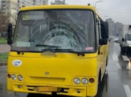 В Киеве женщина попала под колеса маршрутки: спасти пострадавшую не удалось