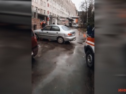 В Днепре автомобилисты заблокировали подъезд скорой к приемному отделению областной детской больницы