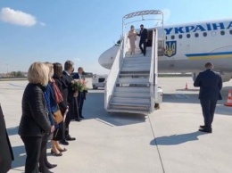 Президент Украины с женой прибыли во Францию