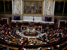 Во Франции секс с подростками до 15 лет признали изнасилованием