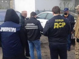Задержали на «горячем»: чиновник Киевской ОГА попался на взятке в 10 тысяч долларов