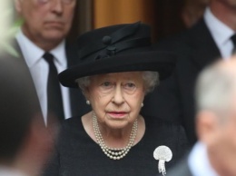 Королева Елизавета II со слезами и дрожащими руками похоронила принца Филиппа