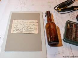 В Германии нашли в стене бесценную бутылку из-под пива