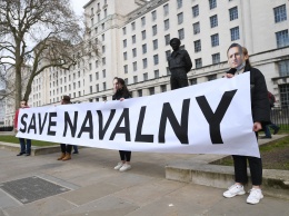 Британия призвала Россию предоставить Навальному врачебную помощь