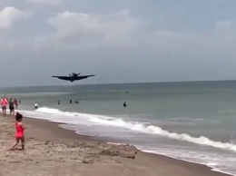 Вынужденную посадку раритетного самолета на пляже во Флориде засняли на видео