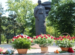 В Запорожье вандалы изуродовали мемориал «Скорбящая мать» - фото