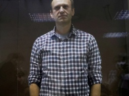 В лагере Навального ожидают новостей о его здоровье, поговаривая, что «на хорошие новости надежды нет»