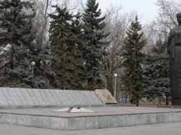 В Запорожье вандалы разрисовали мемориал «Скорбящая мать»