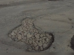Лунная поверхность: в Киеве на недавно отремонтированной дороге сошел асфальт