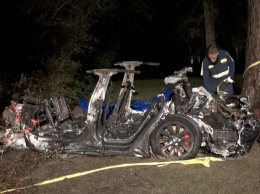 Tesla без человека за рулем попала в аварию