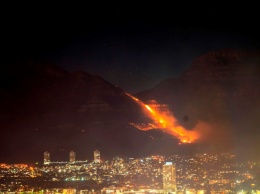 В национальном парке Кейптауна вспыхнул пожар, который вышел из-под контроля
