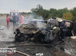 Полицейский из Днепропетровской области на Mazda влетел в Daewoo: в аварии заживо сгорели два человека
