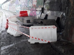 «Киевавтодор» подтвердил обвал облицовочных плит моста Метро