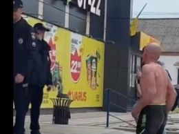 Дикие выходки: в Запорожской области голый мужчина избил полицейского