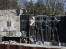 Во Львове демонтируют советский Монумент славы