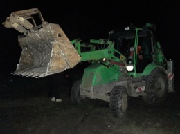 Прячутся: ночью на Чкаловский пляж загнали строительную технику