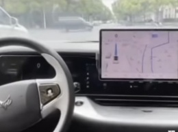 Опубликовано видео, в котором электромобиль на платформе Huawei Inside с автопилотом лихо справляется с хаосом на дорогах Китая