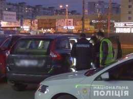 В Киеве на Оболони налетчик захватил двух женщин и потребовал выкуп в размере 5 тысяч долларов (видео)