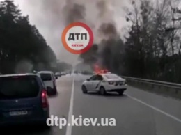 Под Киевом на ходу взорвался автомобиль. ВИДЕО