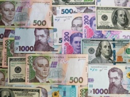 Не является платежным средством: в Киеве мошенник менял доллары на сувенирные гривны