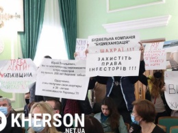 На сессии Херсонского облсовета пикетчики обвинили компанию депутата Одарченко в мошенничестве