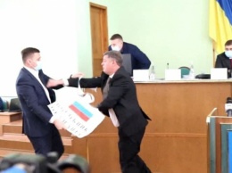 Депутаты херсонского облсовета подрались из-за русского флага