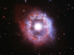 Телескоп Hubble показал гигантскую звезду на грани самоуничтожения