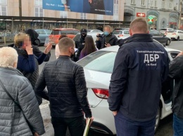 В Киеве адвокат вымогала 160 тысяч долларов за перерегистрацию земельных участков