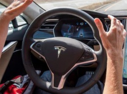 Автопилот Tesla можно обманом заставить работать без водителя