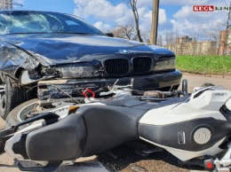 В Кривом Роге мотоциклист с пассажиром врезались в BMW