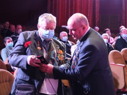 В Никополе 35 ликвидаторов последствий аварии на ЧАЭС и активисты получили памятные медали