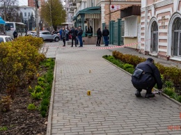 В Днепре на Соборной площади застрелили мужчину: фото с места происшествия