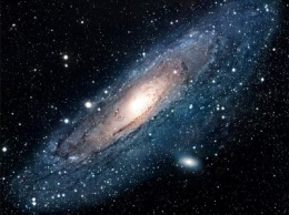 Hubble снял далекую галактику через гравитационную линзу [ФОТО]
