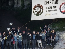 Во Франции добровольцы ради эксперимента 40 дней сидели в пещере без телефонов и часов