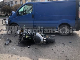 В Бердянске мотоцикл столкнулся с микроавтобусом, трое пострадавших