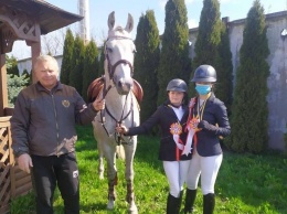 Спортсменки КСК «Рубин» завоевали медали на всеукраинских состязаниях по конному спорту