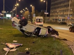 Смертельное ДТП с переворотом в Киеве: водитель сбежал с места аварии