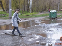 В Днепре на Бажова прорвало трубу: затопило всю улицу