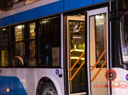 Под колесами троллейбуса: в Мечникова спасают мужчину (ФОТО, ВИДЕО)