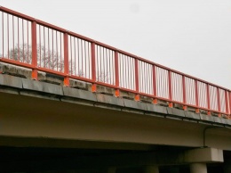 В Мелитополе на мосту легковушка слетела с дороги (ФОТО)