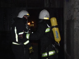 В центре Одессы ночью произошел пожар: по лестнице эвакуировали женщину с ребенком