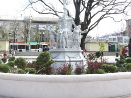 В запорожском сквере восстанавливают часть бывшего фонтана - фото