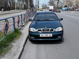 В Запорожье водитель легковушки получил за день два штрафа за неправильную парковку