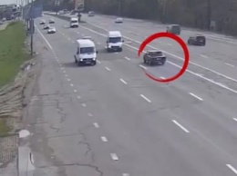 В Киеве водитель потерял сознание за рулем, его автомобиль вылетел на встречку. ВИДЕО