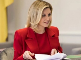 Зеленская выбрала красный наряд для онлайн-встречи с первой леди Германии. Фото