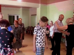 В Кривом Роге пожилых людей бесплатно учат танцевать