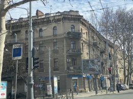 В центре Одессы на прохожего упал карниз: мужчину увезли в больницу