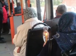 В Херсоне кондуктор троллейбуса не разрешила ехать бабулечкам с горящим свечами