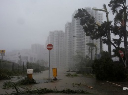 Ураган в Китае: порывы ветра развернули пассажирский самолет